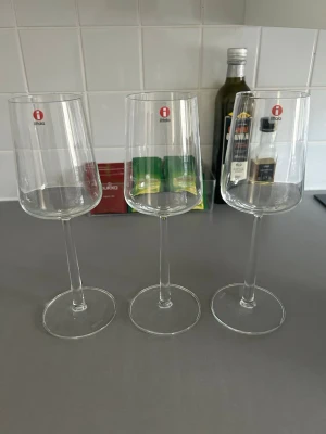Tre vinglas från Iittala - Säljer tre stilrena vinglas från Iittala med raka, moderna former och lång smal fot. Glasen är helt genomskinliga och har Iittalas röda logga på kupan. Perfekta till middagar eller mysiga kvällar med vänner.