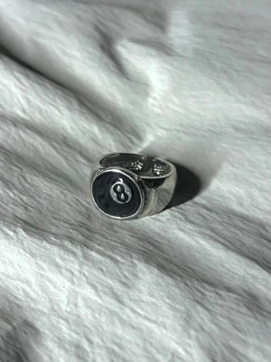 Arcane Eight - Justerbar magic 8 ball ring
