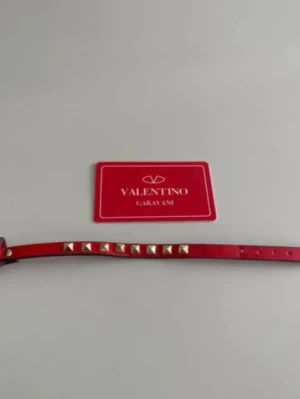 Valentino Armband - Nu säljs ett fräscht Rött Valentino Armband 🔴            En lyxig accessoar som får dig sticka ut, (Orginala Valentino Kort medföljer). Tveka inte att skriva! 