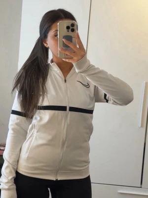 Träningskofta från Nike - Säljer en vit zip hoodie från Nike som inte används🫶🏼