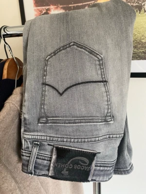 Jacob cohen jeans  - Säljer dessa jacob cohen jeans i storlek 32 ish, det står 35 på lappen men har krymt till ungefär 31/32 i midjan och 33 i längd. Jeansen har några defekter som syns i bilderna men som inte märks av vid användning 