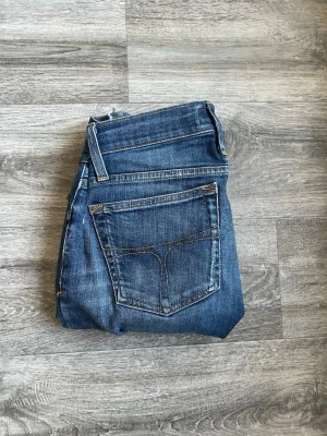Tiger Of Sweden jeans - Säljer ett par blå slim fit jeans från Tiger Of Sweden med storlek 28/32🤩skriv om ni vill ha bilder/frågor💯