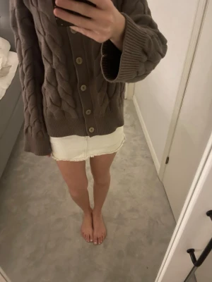 Vit jeanskjol med fransig kant - Säljer en vit kort jeanskjol med fransig kant både upptill och nertill. Så så fin och är perfekt nu till sommaren, kjolen går lite åt det cremevita hållet💓💓