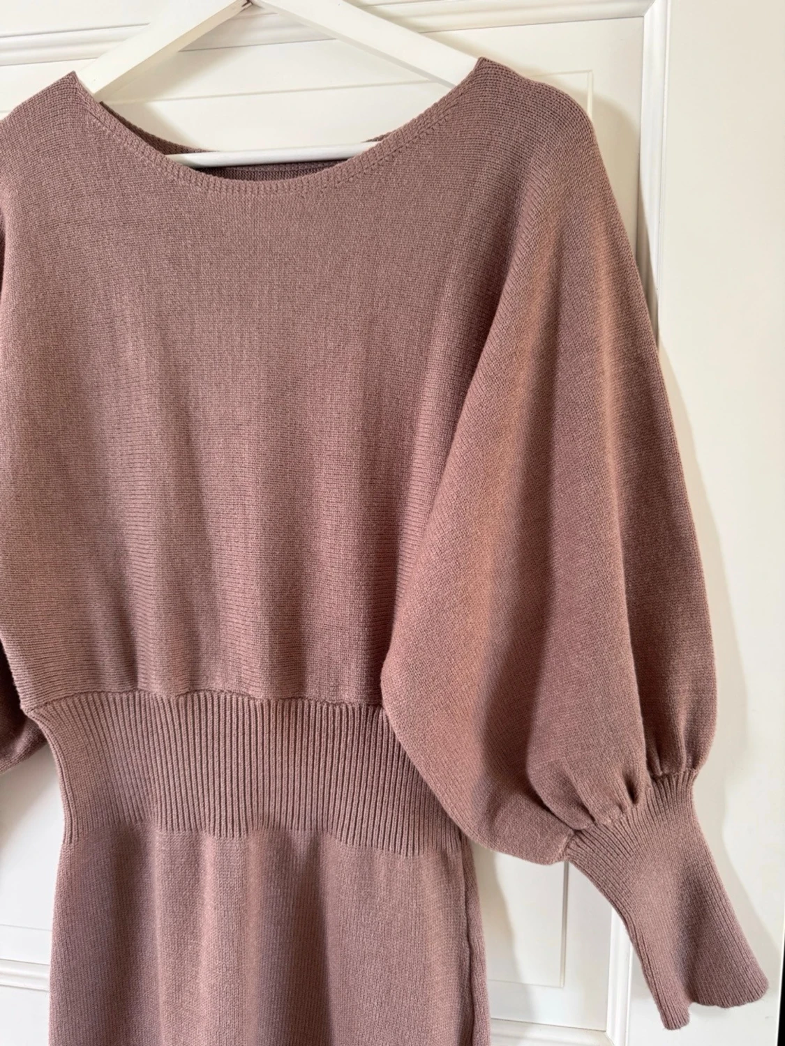 Beige/rosa stickad klänning med puffärm - 1