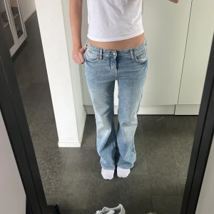 Ljusblå wide-leg jeans med låg midja - Säljer ett par ljusblå  jeans med låg midja och snygga fickor bak med knappstängning ⭐️💙 Storlek: 34 med innerbenslängden 74cm ❣️Pris kan diskuteras ❣️