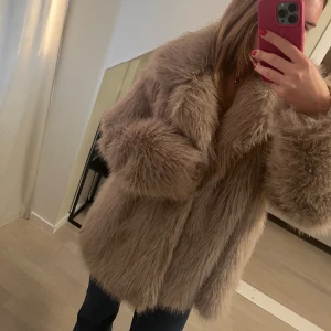 Päls jacka - Super fin ljusare fuskpäls jacka. Storlek L vilket gör att det blir en mer oversized look. Men den sitter as snyggt på även mig som vanligtvis är en 36/38 🩷Färgen syns mer tydligt på sista bilden!