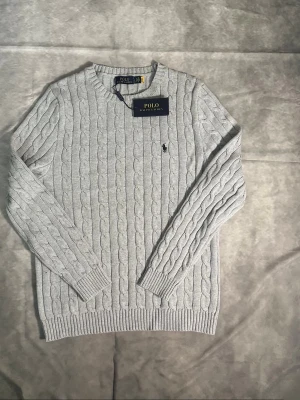 Ralph lauren sweater - Grå Ralph Lauren stickad tröja – strl L 🧶🩶   Stilren och tidlös, bra skick och skön passform.    📦 Snabb frakt   💸 Pris kan diskuteras vid snabb affär