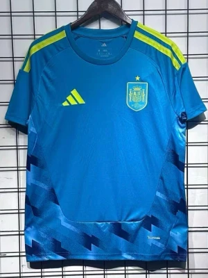 Blå Spanien Adidas fotbollströja - Säljer en blå fotbollströja från Adidas med Spaniens landslagsemblem på bröstet och gula detaljer på axlarna. Tröjan har korta ärmar, rund hals och mönstrade partier i mörkblått nedtill. Tillverkad i lätt funktionsmaterial (Climacool). Du kan bestämma vilken storlek du vill ha!!! Det kan ta upp till 15-20 dagar för tröjorna att komma!!! 