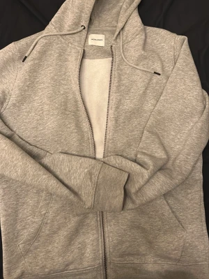 Zip hoodie - Hej, jag säljer en grå zip hoodie från Jack & Jones, den är i storlek s och är använd ett fåtal gånger. Nypris 600 kr