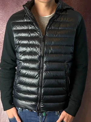 Massimo dutti cardigan - Mycket fint skick | Size M (modellen är 188 cm 75 kg) | fraktar spårbart inom 24 timmar | för att köpa klicka ”köp nu” | vid frågor eller funderingar skriv ett meddelande | följare får bättre rabatter🙌