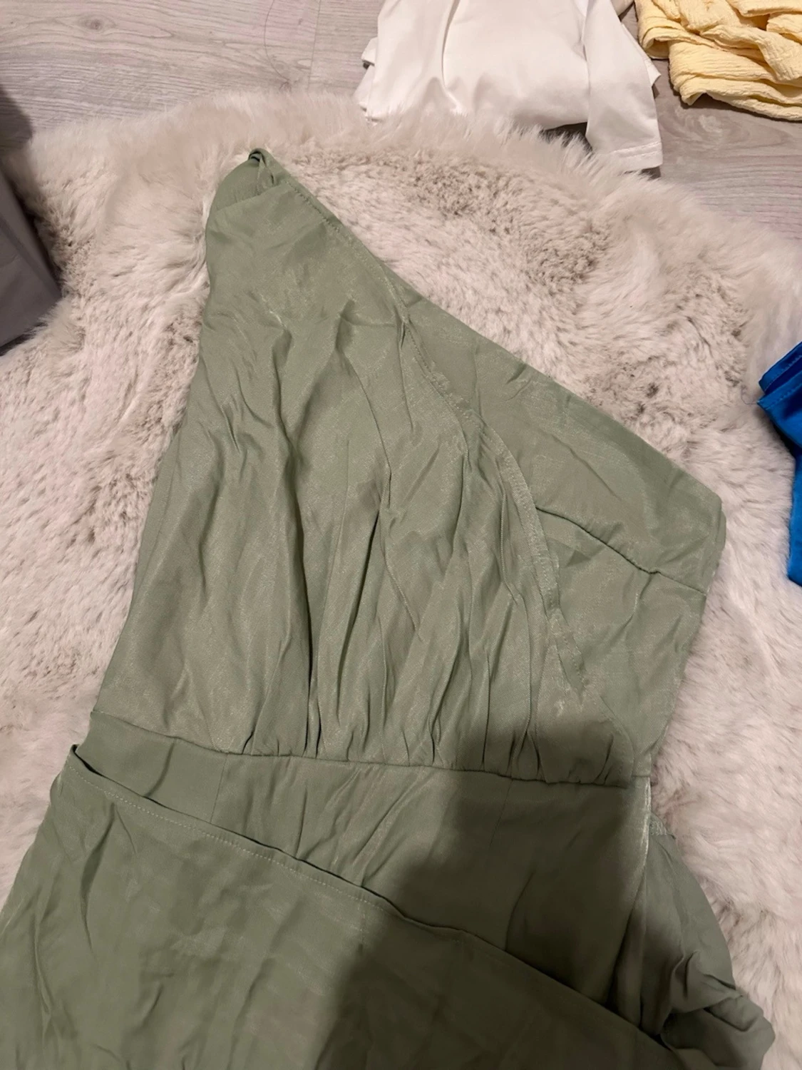 Grön oneshoulder klänning - 1