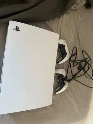 PlayStation 5 med två handkontroller - Säljer en PlayStation 5 i vit och svart design från Sony. Vi kan diskutera om priset 👍