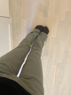 Gröna bootcut jeans - Gröna  jeans i bootcut-modell med låg midja. Tillverkade i mjukt bomullsmaterial. Lite stora för mig dom är 155 så dom skulle nog passa nån som e 160cm . Original pris är 400 kr 
