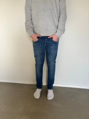 Dondup George  - Säljer ett par mörkblåa dondup som är limited edition och sitter väldigt bra och har väldigt stretchiga material, dem passar för alla tillfällen och är riktigt snygga tveka inte av att höra av er, mvh Klädmagasinet 😍
