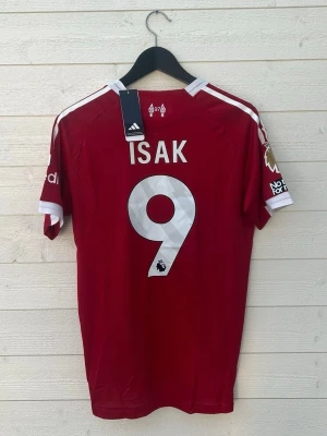 Alexander Isak Liverpool Fotbollströja - Säljer en Liverpool fotbollströja med Isak 9 på ryggen som är helt ny med prislapp!