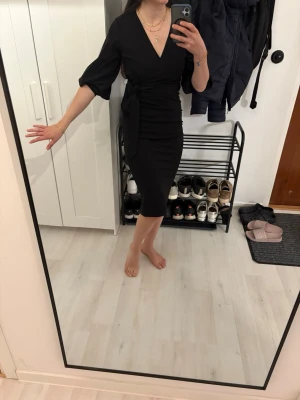 Svart klänning SHEIN - Klänning från SHEIN, elegant och fin i storlek xs. Har en kedja där bak. Använd fåtal gånger. I super fint skick.