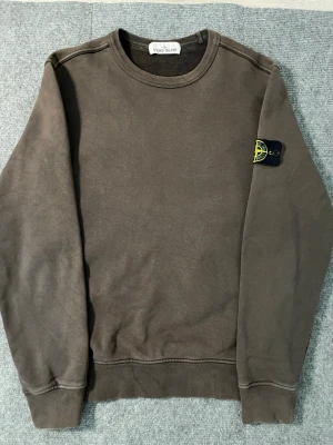 Stone Island Sweatshirt – Size M - Selling this clean and stylish Stone Island sweatshirt in excellent condition ✨ It has been worn only a few times, so it’s still very clean, well‑kept, and looks great. The item is 100% authentic, complete with the original sleeve badge.  Size: M Color: Brown 🤎  Measurements: Length: 67 cm  Width (pit to pit): 52 cm  I will ship it immediately after purchase 📦💨