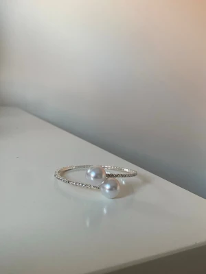 Armband  - Jättefint oanvänt armband, ask ingår ej.