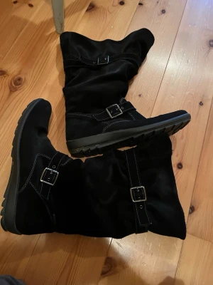 Svarta stövlar med spännen - Fina stövlar i äkta läder! Använt väldigt lite.  Kommer inte ihåg hur mycket jag har gått med de.… Vid snabb och smidig affär, kan jag kanske gå ned i pris.❤️Köpta i Danmark på rea av en vän, endast använt lite av mig. Passar inte mig eftersom de nog är lite smalla... Skriv gärna för mer info vid intresse! 