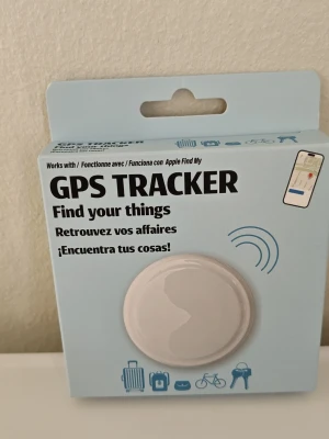 Vit GPS-tracker kompatibel med Apple - Smidig och rund GPS-tracker i vit plast som funkar med Apple Find My. Perfekt för att hålla koll på väskor, nycklar, cyklar eller plånböcker. Enkel att fästa på dina prylar och hjälper dig hitta dem snabbt via mobilen.