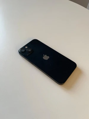 IPhone 13 Midnight blue - Apple iPhone 13 med 128gb, mobilen är i väldigt bra skick, inga repor på nån kant av mobilen samt fram och baksida. Enda lilla repa är runt kameralinsen. Batterihälsan är på 91%. Mobilen har skärmskydd på så inga repor där häller. Utöver det funkar mobilen precis som den ska, Inga problem