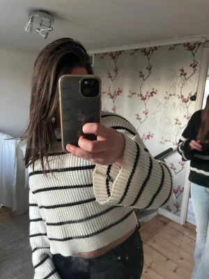 Vit stickad tröja med svarta ränder - Randig najs tröja