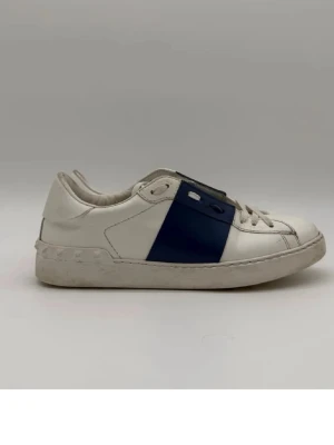 Valentino open - Säljer ett par riktigt feta valentino open i storlek 41 i mycket bra skick! Hör av er vid minsta fundering! Kontakt mig vid köp!