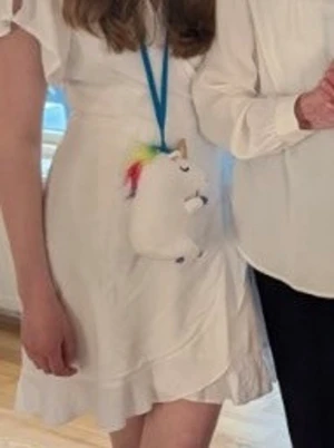 Studentklänning från Bubbleroom  - Fin studentklänning från Bubbleroom som går ovanför knäna. Enkel design, men väldigt fin på. Stl 34. Använd 2 gånger på studenten.