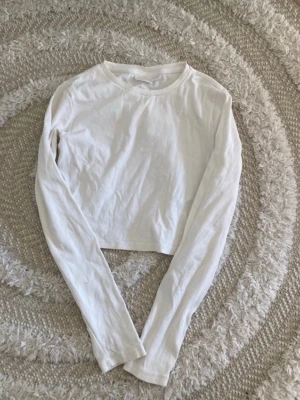 Vit långärmad - Snygg vit långarmad i strl 146/152 från gina tricot.