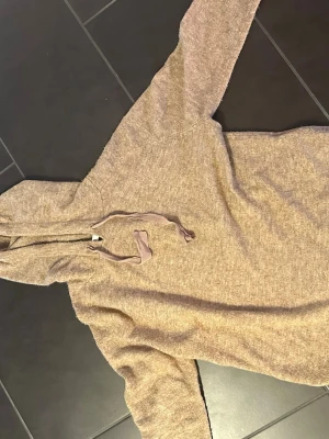 Brun  Kashmir hoodie  - Jätte skönt material och mjuk passform. 