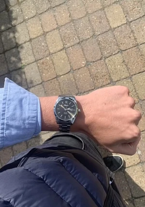 Silverfärgad klocka från Doventi  - Stilren klocka från Doventi med svart urtavla och datumvisning. Klockan har en klassisk rund form och ett armband i silverfärgad metall som ger en tidlös look. Perfekt accessoar för dig som gillar en clean och modern stil.