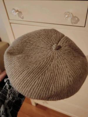 Grå ny basker från PIECES💎  - Ihana uusi, käyttämättömäksi jäänyt kankainen baskeri😍🐑🩶 Ovh. 35€. Hox Katso myös muut tuotteet💓 