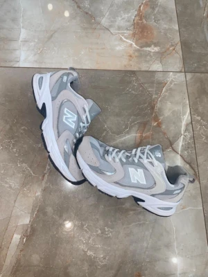 New balance 530 - Defekt vid hälen men det är  inget som syns eller märks av