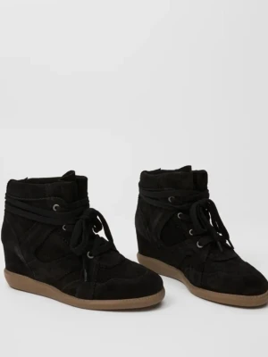 Svarta höga sneakers - Snygga svarta sneakers med kilklack och grov sula i gummi. Skorna har mockaliknande material, högt skaft och breda svarta skosnören. Nypris 1699 kr