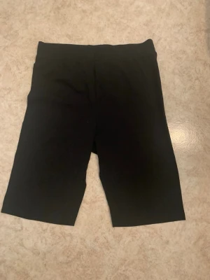 Svarta Shorts M - Svarta Shorts i storlek M perfekta för sommaren, träning och för att ha på sig under klänningar och kjolar