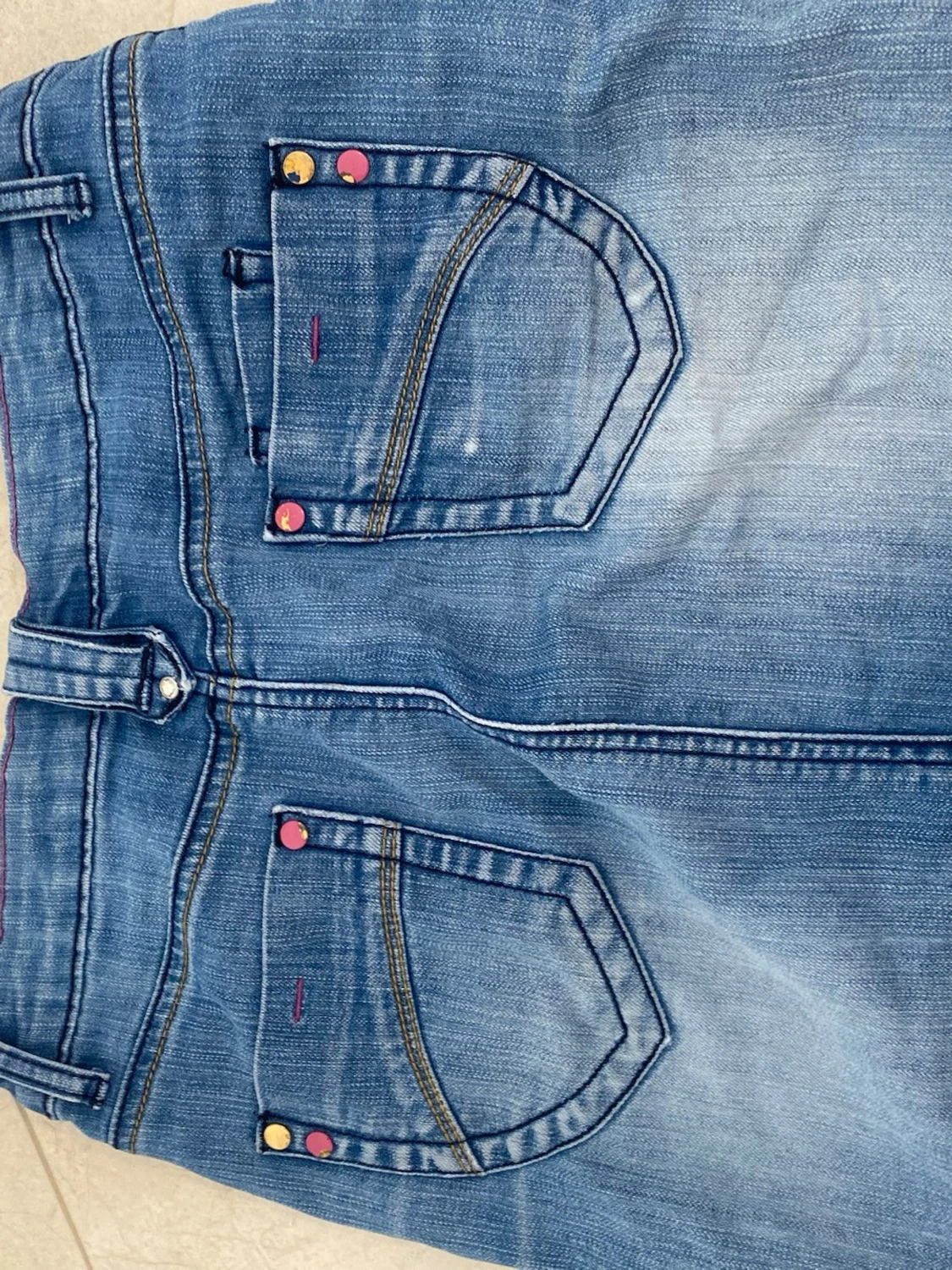 Blå jeans med färgglada detaljer - 1