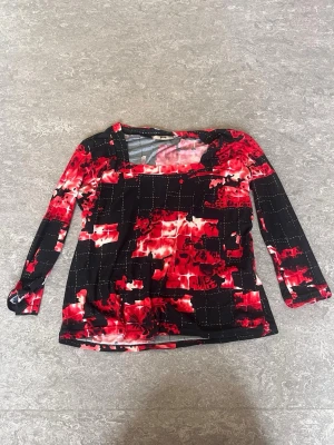 Tröja  - Fin och luftig tröja med fint mönster på, ärmarna är något kortare. Aldrig använd. Står ej stl men passar S-M