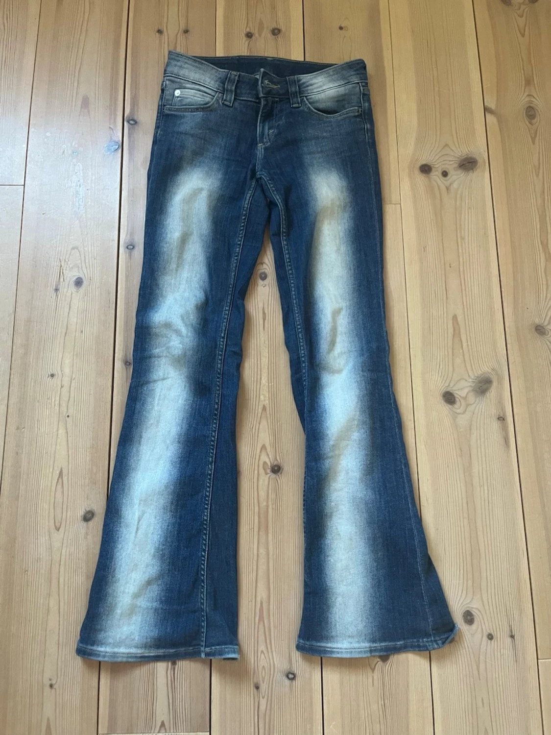 Blå bootcut jeans från Cheap Monday - 2