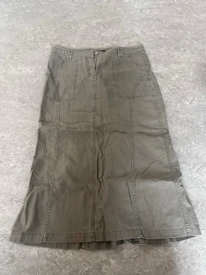 Kjol - Jättesnygg kjol i typ cargo-material. Jag är 164cm och de slutar strax över mina anklar ☺️