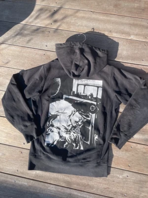 supreme hoodie  - Svart supreme blood and sperm hoodie den är grå/svart. Ganska bra skick 7/10 hör av er vid fler frågor 