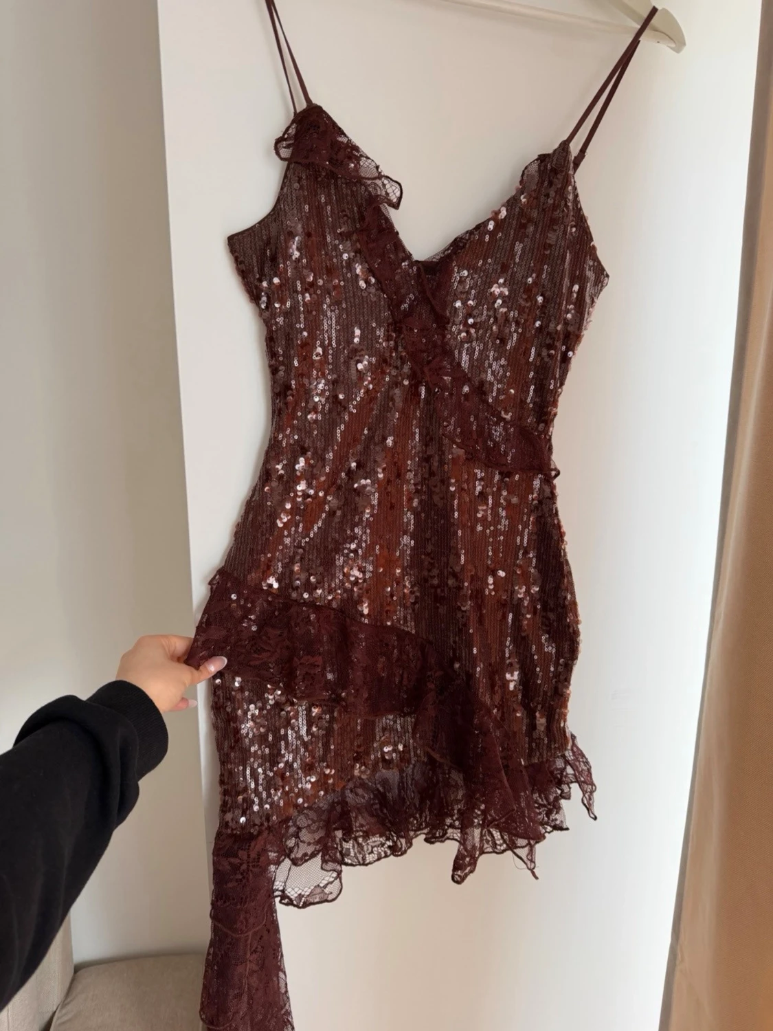 Brun paljettklänning med volanger - 2