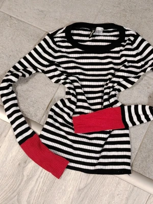 Paris Style y2k😍  - Ihana pitkähihainen, täydellisessä kunnossa🫶🏻❤️ menee niin arjessa kuin juhlassa☀️ Hihat saa myös taitettua. XS-S.