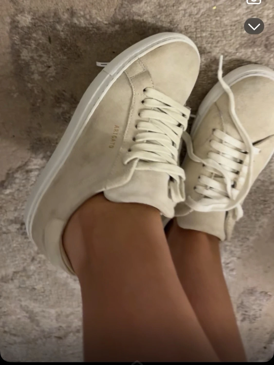 Beige sneakers från arigato 