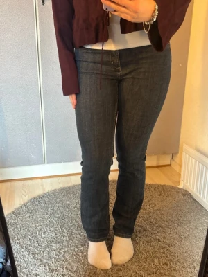 Mörkblå raka jeans - Säljer dessa fina mörkblå jeans med rak passform och klassisk femficksdesign. Jeansen är midwaist och har knappt kommit till användning. Inga tecken på användning! 🌸 Storlek 38/M Säljer pga används inte längre 💌