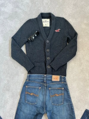 Hollister Cardigan  - Tjenare!! Säljer nu min extremt snygga Hollister cardigan. Den har 5 knappar och är riktigt skön att bära, perfekt till sommarn/våren. Hör av dig vid minsta fråga 👍