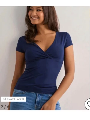 Mörkblå omlottopp med v-ringning - Snygg mörkblå omlottopp med v-ringning och korta ärmar. Köpt för länge sen men endast använd 1 gång💕💕