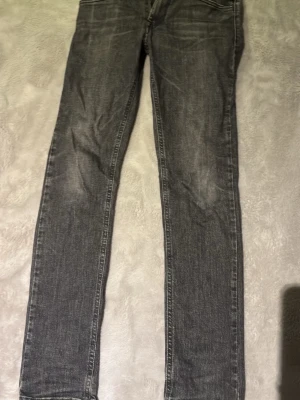 Gråa Replay jeans med smal passform - Säljer ett par gråa jeans från Replay med smal passform och klassisk femficksdesign. Jeansen har snygg tvättad look och detaljerade sömmar. Materialet är mjukt denim som ger en bekväm känsla och cool stil.