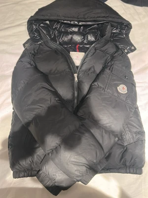 Svart moncler jacka  - Svart moncler jacka inte använd myckeg alls bara denna vintern bara hör av er om ni vill ha bättre bilder eller vill ha bil på något annat 