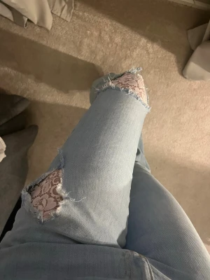 Ljusblåa jeans  - Ljusblåa jeans med spets i slitningarna! Tidigare från Gina tricot ! Super snygga! Innerben ca 78cm och midjemått ca 37 cm