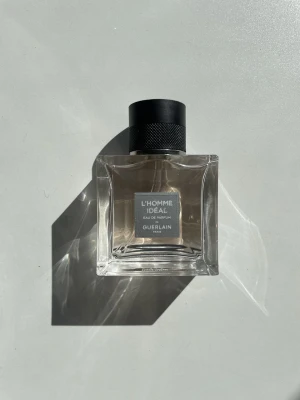 Guerlain L'Homme Idéal EDP – 2ml decant/sample -  Prova innan du köper en hel flaska 🔥 Decant från Guerlain L'Homme Idéal Eau de Parfum - en av de snyggaste herrparlymerna från Guerlain. Varm, mjuk och maskulin med noter av mandel, tonkabönor och läder. Passar perfekt på höst/vinter men funkar året runt. Klassisk känsla men ändå modern. Decanten är fylld från en äkta flaska, 2ml på sprayflakon.